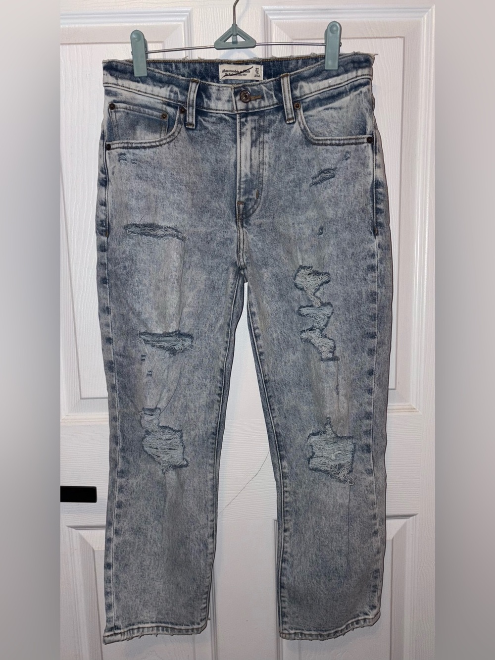 NWOT Abercrombie & Fitch Boyfriend Mid Rise Light Acid Wash Distressed, 27/4s